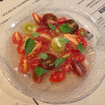 Oli by Vicente Torres - Ensalada de jitomates. - Desserts Near Me - México, D.F., DIF Oli by Vicente Torres - Ensalada de jitomates. - Desserts Near Me - México, D.F., DIF