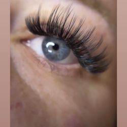 Aloha Beauty Bar - Lash extensions