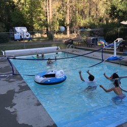 Del Loma RV Park & Campground - Pool Volleyball
