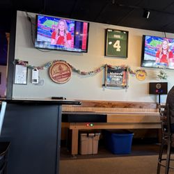 Hooligans Pub - Shuffleboard