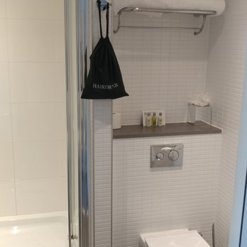 DoubleTree by Hilton Amsterdam Centraal Station - Bathroom at the DoubleTree Amsterdam - Hotels Near Me - Amsterdam, New Hampshire