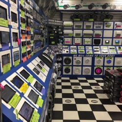 Mad Marks Stereo Warehouse - Mad marks demo room