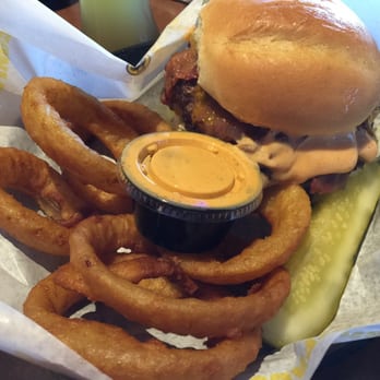 Buffalo Wild Wings - American Near Me - Woodhaven, Michigan