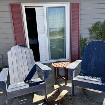 Sea Otter Inn - Exterior ocean view with reserved Adirondack chairs - Hotels Near Me - Cambria, California Sea Otter Inn - Exterior ocean view with reserved Adirondack chairs - Hotels Near Me - Cambria, California