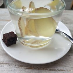 Henne Cafébar - Ingwertee mit Brownieknapper