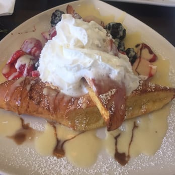 Starling Diner - French toast with berries - New American Near Me - Long Beach, California