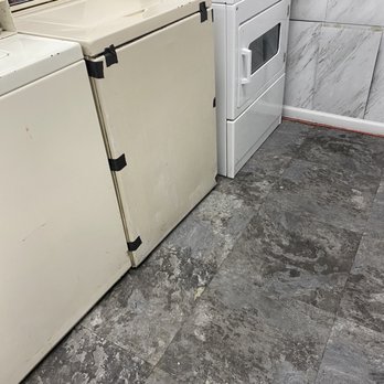Bailey Rd. Laundry - Broken machines - Laundromat Near Me - Naperville, Illinois