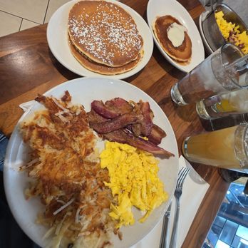 Wildberry Pancakes and Cafe - Breakfast & Brunch Near Me - Chicago, Illinois