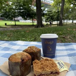 Banana walnut and blueberry muffins, Square with strawberries jelly, latte with almond milk. 10/10