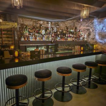 Henden - a bar with a lot of stools - Speakeasies Near Me - Montreal, Quebec
