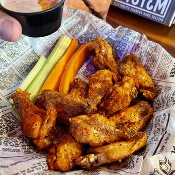 Flat Iron Tap - Wings - Burgers Near Me - Lake Geneva, Wisconsin