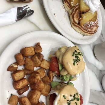 Briarpatch Restaurant - Californian Benedict and Hawaiian pancakes - American Near Me - Winter Park, Florida