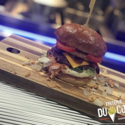 La Friterie du Coin - Le burger du coin Pain brioché viande de boeuf Sal, tom, oign frais et oign sec 2 tranches de cheddar et 3 tranches de bacons et une rostie