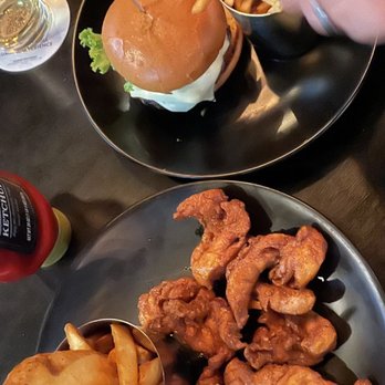 Lewis' - Chicken Tenders & burger - Sports Bars Near Me - Norwood, Massachusetts