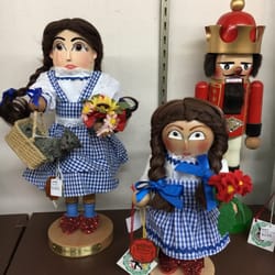 Nussknacker Haus - Lots of nutcrackers and smokers to choose from!