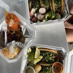 La Cuscatleca - Tacos Birria, tacos asada, tacos de pollo, pupusa con chicharrones.