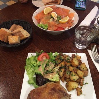 La Pause Beaubourg - I ordered Confirs de canard, pommels sautéed and it was pretty good. We also ordered the Pause Beauvoir salad and it was good. - Brasseries Near Me - Paris, 75