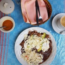 Le Castelet - Enfrijoladas y cafe