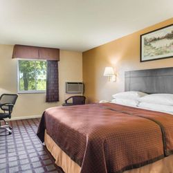 Super 8 by Wyndham Higginsville - 1 Queen Bed Room