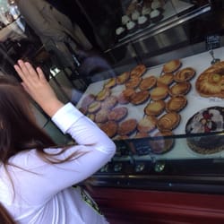 Le Fournil du Maine - Some pastries visible from the window