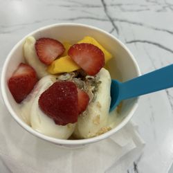 Cupz Frozen Yogurt - Tropical yogurt with fruit and coconut granola