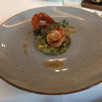 Hindenburg Klassik - Vorspeise (halbe Portion, da geteilt) Garnelen mit Chili-Öl auf Avocado Tartar - Caterers Near Me - Hanover, NI