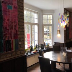 Terra Vino - Bistro und im Hintergrund außen der Brunnenpavillion