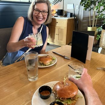 Oliver’s - Shoreview - Chicken sandwich, burger, fries, scotch and soda, and gin and tonic - Bars Near Me - Shoreview, Minnesota