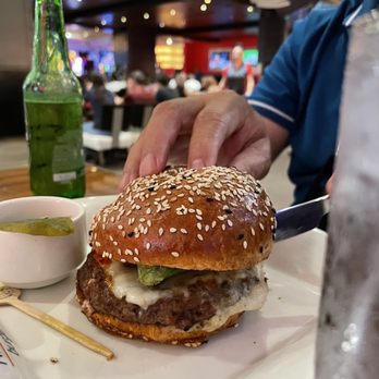 Gordon Ramsay Burger Las Vegas - Hell's Kitchen Burger - Burgers Near Me - Las Vegas, Nevada
