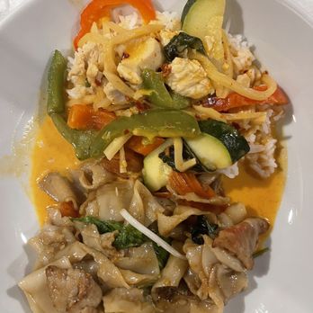 Meun Fan Thai Cafe - Red Curry with Chicken and Drunken Noodles with Pork - Thai Near Me - Santa Barbara, California Meun Fan Thai Cafe - Red Curry with Chicken and Drunken Noodles with Pork - Thai Near Me - Santa Barbara, California