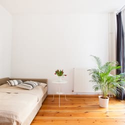 Freiraumwohnung - im Urlaub in Berlin zu Hause - FREIRAUMWOHNUNG I - Das Sofabett ( 140 x 200 cm ) im Wohnzimmer bietet Platz für 2 Personen