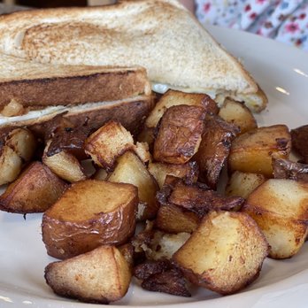 Cafe On the Common - Egg Sandwich with Home Fries - Breakfast & Brunch Near Me - Mansfield, Massachusetts