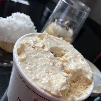 Magnolia Bakery - World famous Banana Pudding, Coconut filled Cupcake, chocolate cheesecake - Bakeries Near Me - Chicago, Illinois
