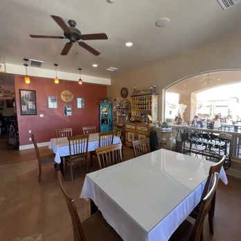 Tehachapi Wine and Cattle - dining area - Wineries Near Me - Tehachapi, California