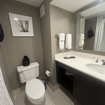 Embassy Suites by Hilton Milwaukee Brookfield - Bathroom - Hotels Near Me - Brookfield, Wisconsin Embassy Suites by Hilton Milwaukee Brookfield - Bathroom - Hotels Near Me - Brookfield, Wisconsin