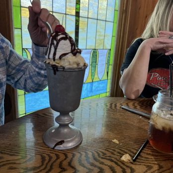 Patti's 1880's Settlement - Ice cream sundae - American Near Me - Grand Rivers, Kentucky