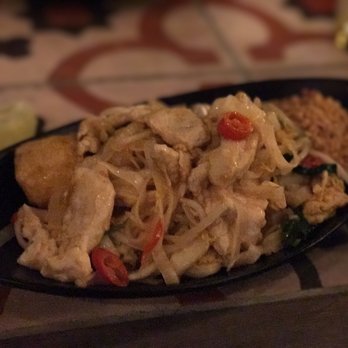 Tootoomoo Islington - Chicken Pad Thai Noodles - Thai Near Me - London, XGL Tootoomoo Islington - Chicken Pad Thai Noodles - Thai Near Me - London, XGL