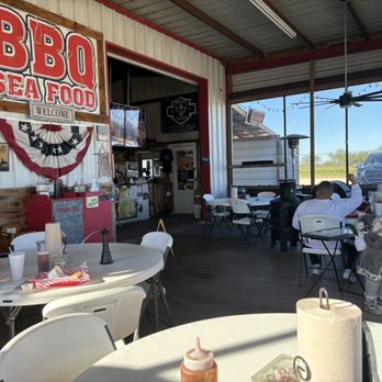 Texas Grub Wagon - Inside the casual building that has a screened in patio. - Barbeque Near Me - Falfurrias, Texas Texas Grub Wagon - Inside the casual building that has a screened in patio. - Barbeque Near Me - Falfurrias, Texas