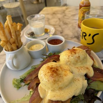 Flipper's - Eggs Benedict - Pancakes Near Me - West Hollywood, California Flipper's - Eggs Benedict - Pancakes Near Me - West Hollywood, California