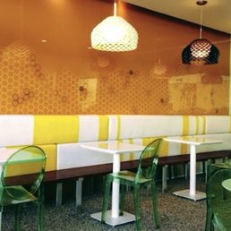 inside the Pinkberry. They remodeled this place. They used to have a tree right in the middle. Both decors are acceptable. inside the Pinkberry. They remodeled this place. They used to have a tree right in the middle. Both decors are acceptable.