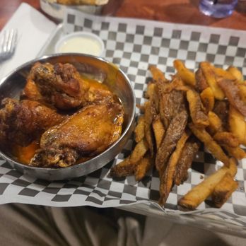 551 West - 5 count wings and fries - Bars Near Me - Lancaster, Pennsylvania 551 West - 5 count wings and fries - Bars Near Me - Lancaster, Pennsylvania