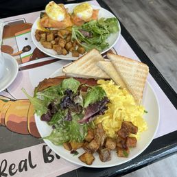 The hammer classic breakfast & smoked salmon eggs Benedict The hammer classic breakfast & smoked salmon eggs Benedict