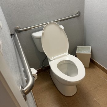 Rosen Plaza - Handicap accessible toilet area - Hotels Near Me - Orlando, Florida