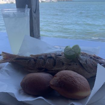 Pescaderia Don Candi - Medium chillo frito com arepa de coco - Seafood Near Me - Fajardo, Puerto Rico