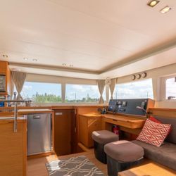 Cayman Yacht Charters - Catch the Cat salon