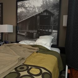 Super 8 by Wyndham Hannibal - Nice room and queen bed.