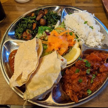 Gardeners Arms - Indian Thali platter- curry, tasty aloo sag (potato and a green), salad, mango chutney, basmati rice, pappadam [£10.95] - Pubs Near Me - Oxford, OXF