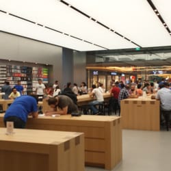 Zorlu AVM - İçerdeki Apple mağazası