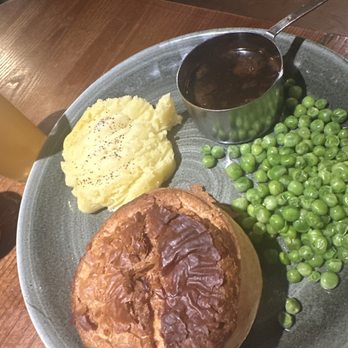 Greene King - Steak and ale pie - Pubs Near Me - London, XGL