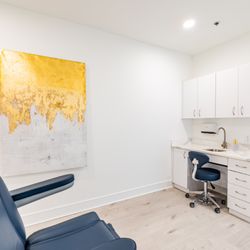 J. THOMAS Plastic Surgery - Exam Room 2